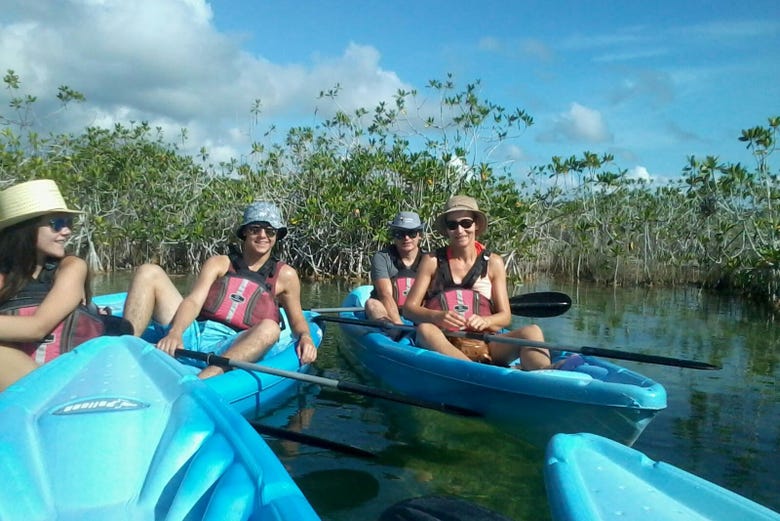 Foto de grupo en los kayaks