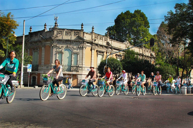 Grupo en bicicleta por las calles de Ciudad de México