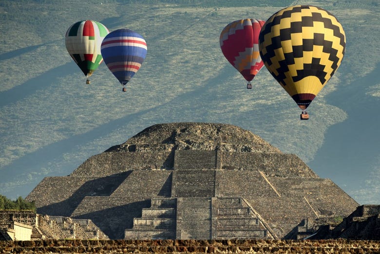 Flying over Teotihuacán in a hot air balloon