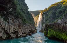 Discesa in corda e salto nelle cascate della Huasteca