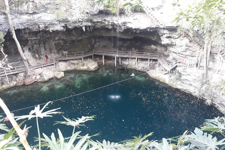 Cenote del yacimiento de Ek Balam 