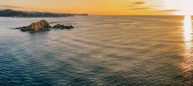 Barco por la bahía de Santa Cruz al amanecer