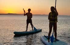 Paddle surf nocturno en la playa El Tesoro