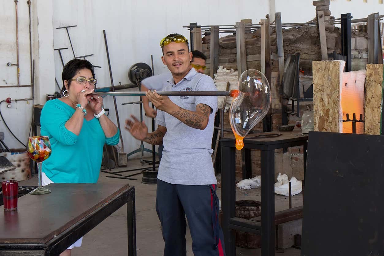 Avistamiento de ballenas en Los Cabos + Visita a una fábrica de vidrio