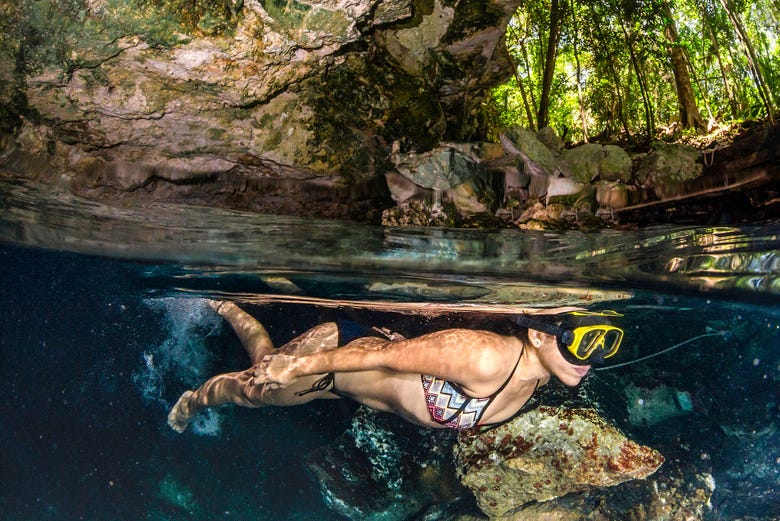 Nadando en las aguas cristalinas de un cenote