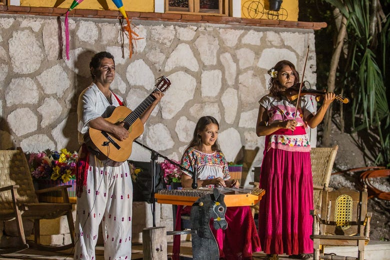Espectáculo folclórico en Xoximilco