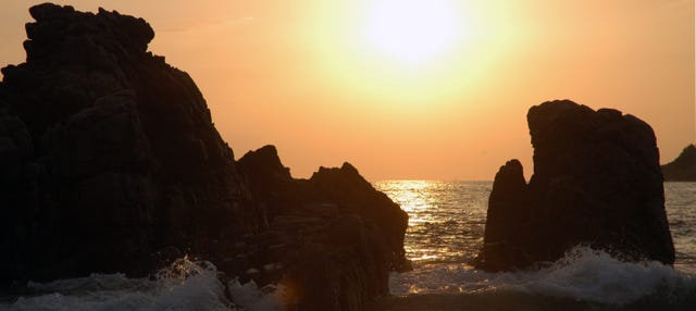 Bateau dans la Baie de Puerto Escondido au lever du soleil