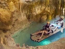 Balsa en una cueva de Xplor