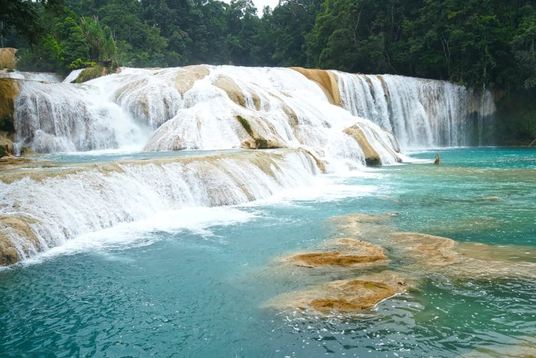 Impressionantes cascatas Água azul
