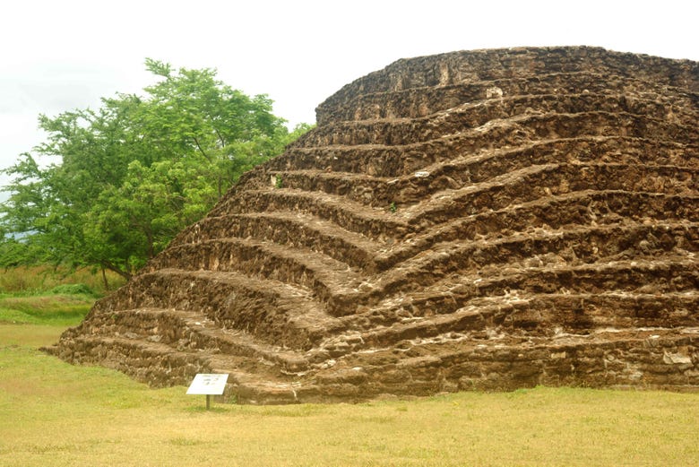 Piramide Maya a El Lagartero