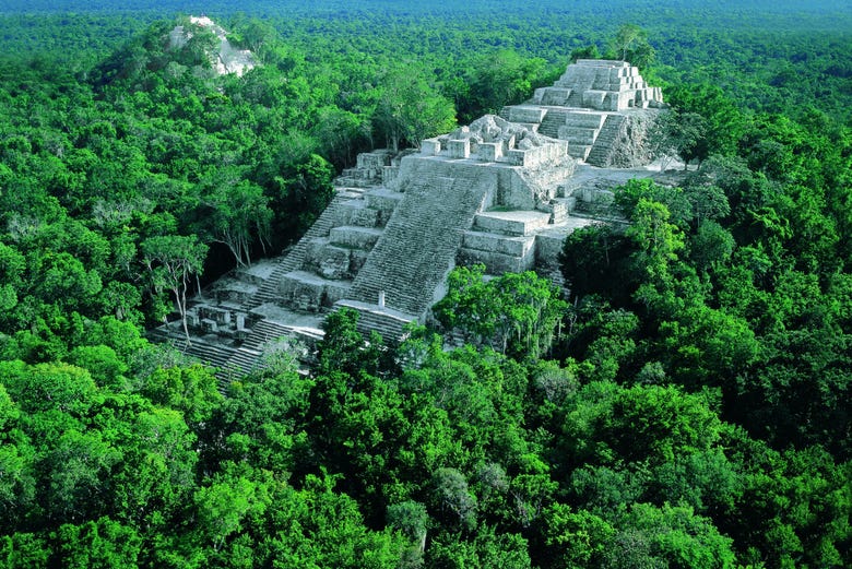 Templo escalonado de Calakmul