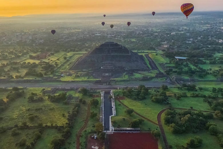 Voo de balão sobre as pirâmides de Teotihuacán