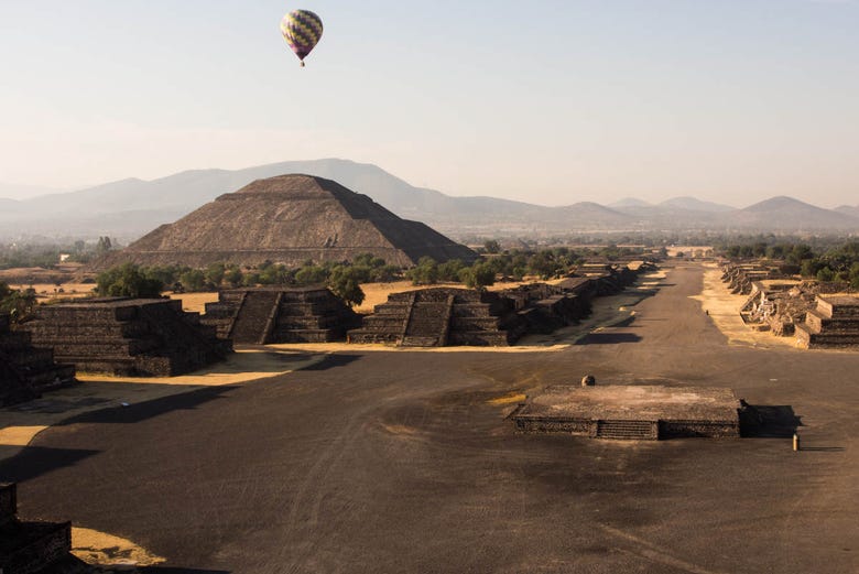 Voando sobre a zona arqueológica de Teotihuacán