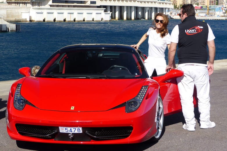 Disfrutando de un Ferrari en la Costa Azul