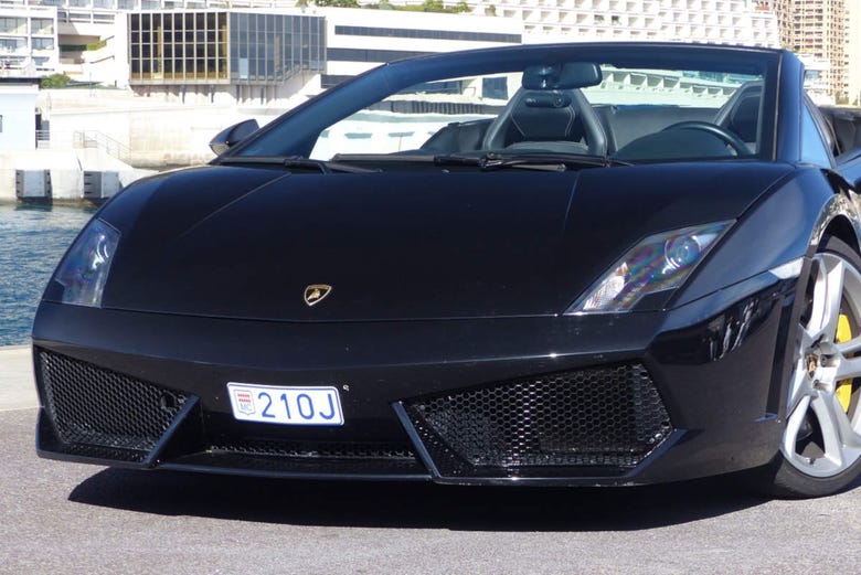 Lamborghini negro en la Costa Azul
