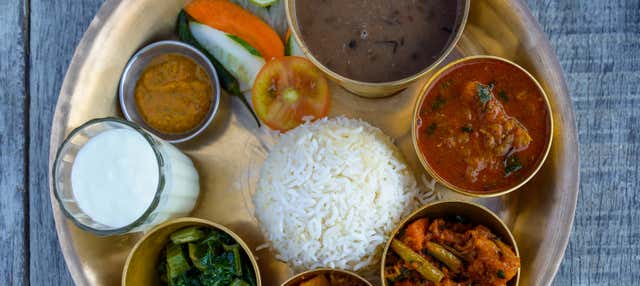 Clase de cocina y comida con una familia nepalí