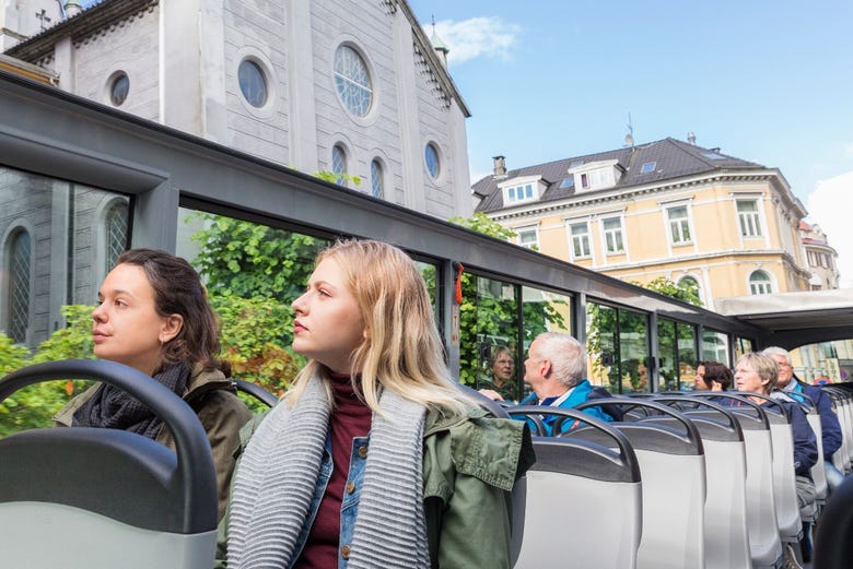 Descobrindo Bergen no ônibus turístico
