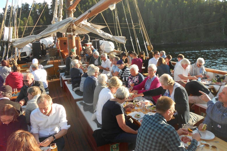 Degustando unas gambas noruegas a bordo del velero