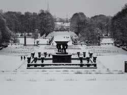 O parque Vigeland nevado