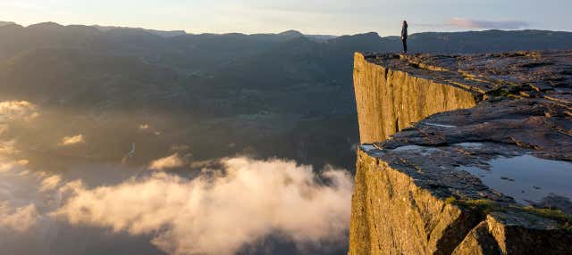 Senderismo por Preikestolen al amanecer