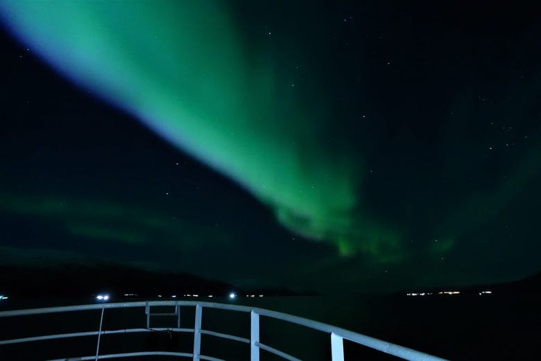 Contemplando la aurora boreal desde la cubierta