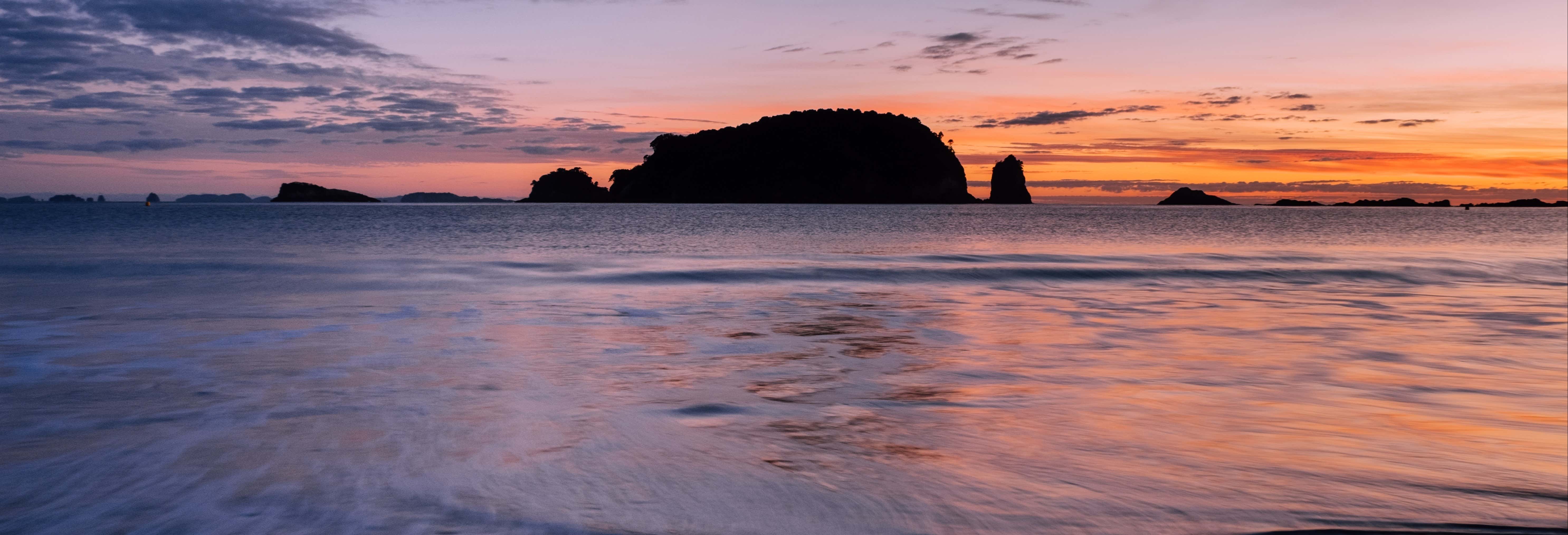 Passeio de catamarã ao entardecer