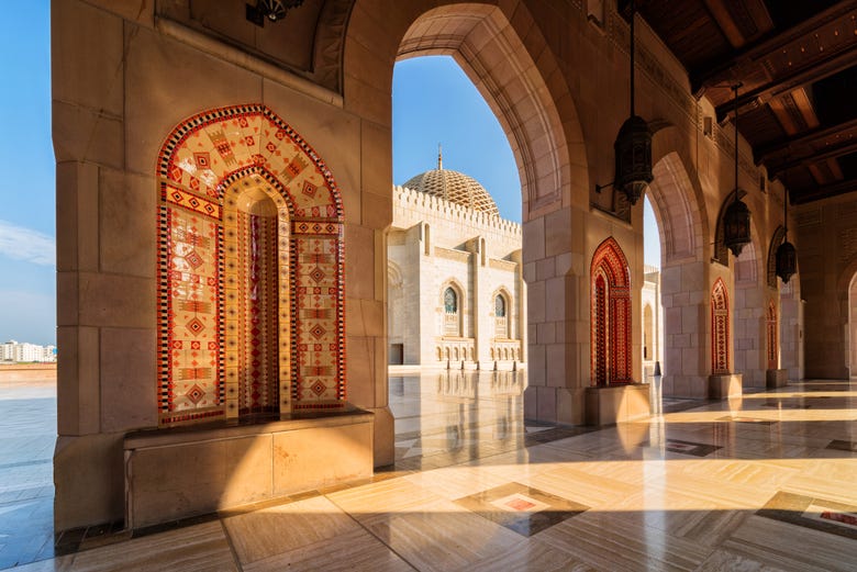 Interior de la Gran Mezquita del Sultán Qaboos