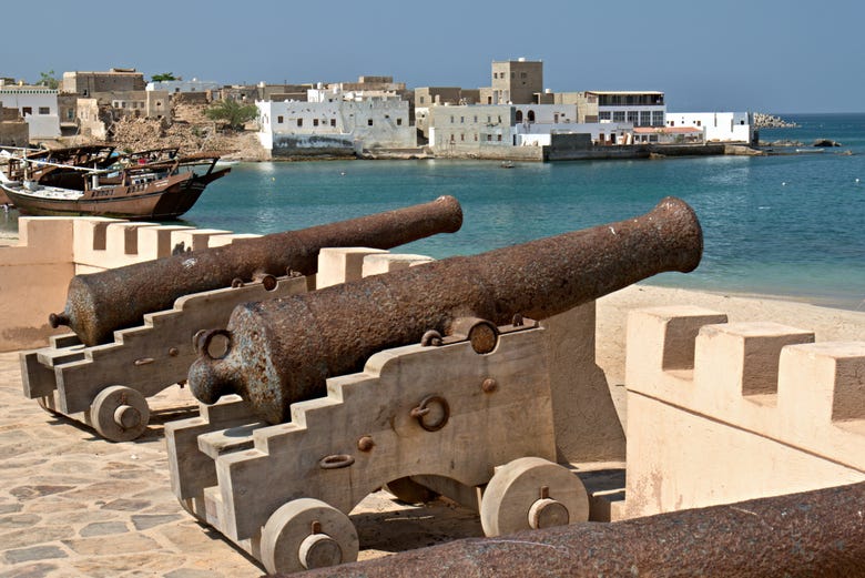 Canhões na costa de Mirbat