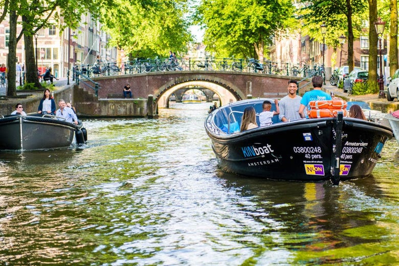 Barca por los canales de Ámsterdam