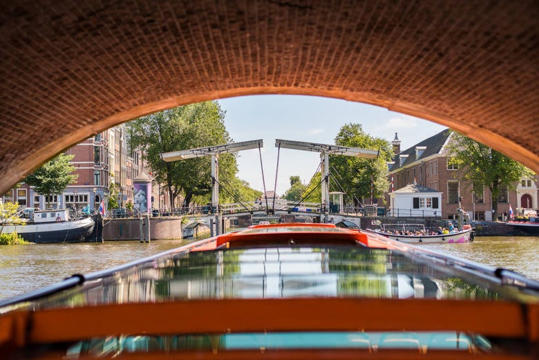 Barco sob uma ponte de Amsterdam