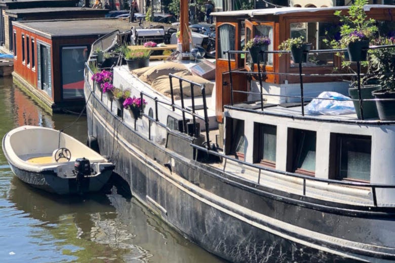 Bateau sur le canal d'Amsterdam