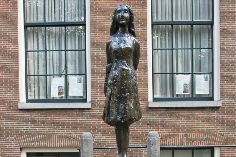 Estatua de Ana frank junto a su casa