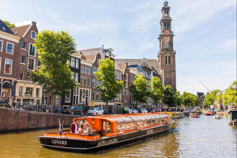 Barco por los canales de Ámsterdam