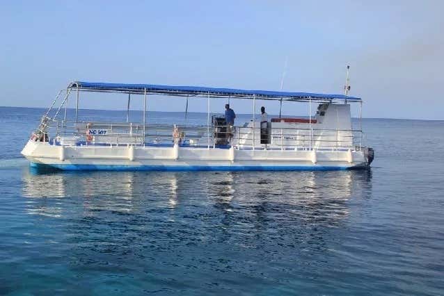 Setting sail on the glass bottom boat - Setting sail on the glass bottom boat