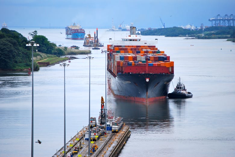 Observando los navíos del Canal de Panamá 