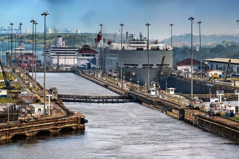 Barcos cruzando el canal de Panamá