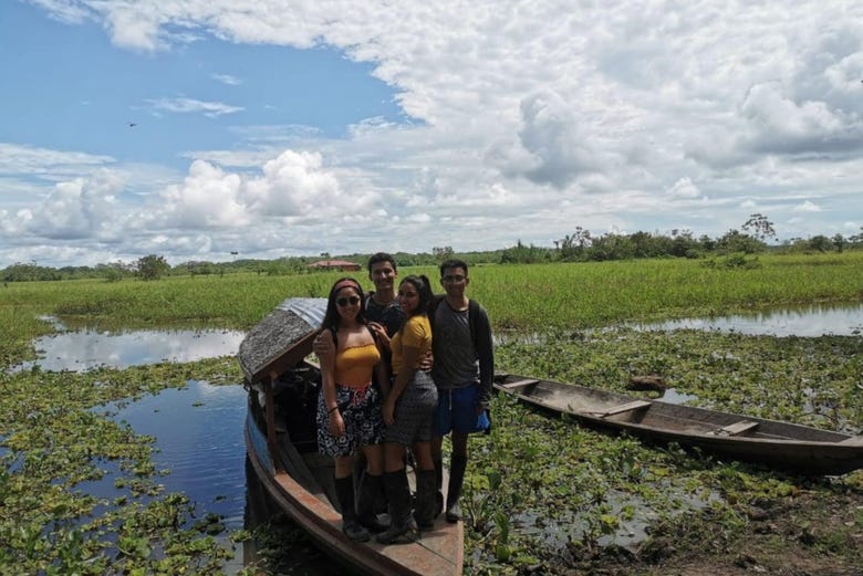 Paseo en canoa por el Amazonas