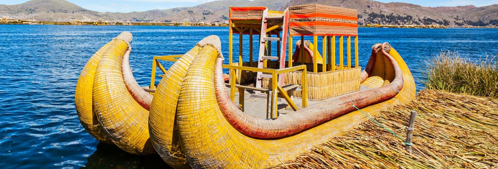 Excursão privada às ilhas dos Uros de barco tradicional