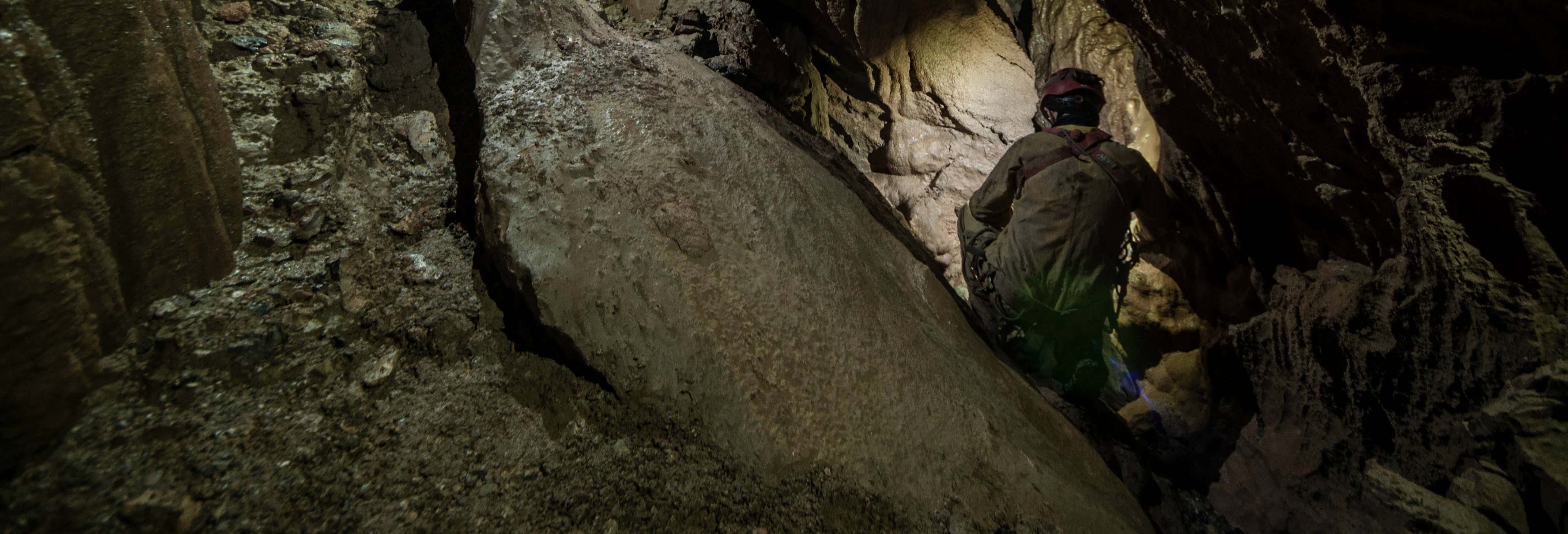 Espeleología en la gruta del Manto Sagrado