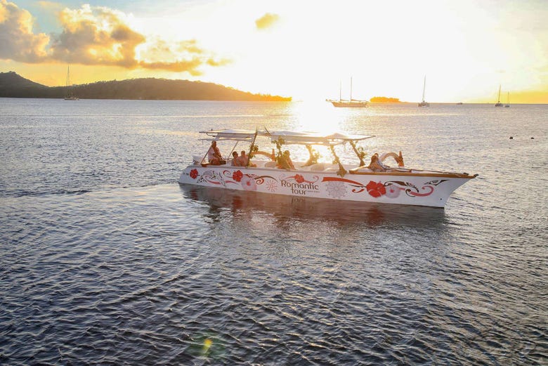 Atardecer romántico en un barco en Bora Bora