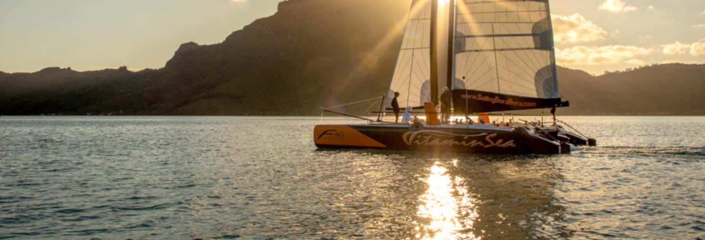 Passeio de catamarã ao entardecer