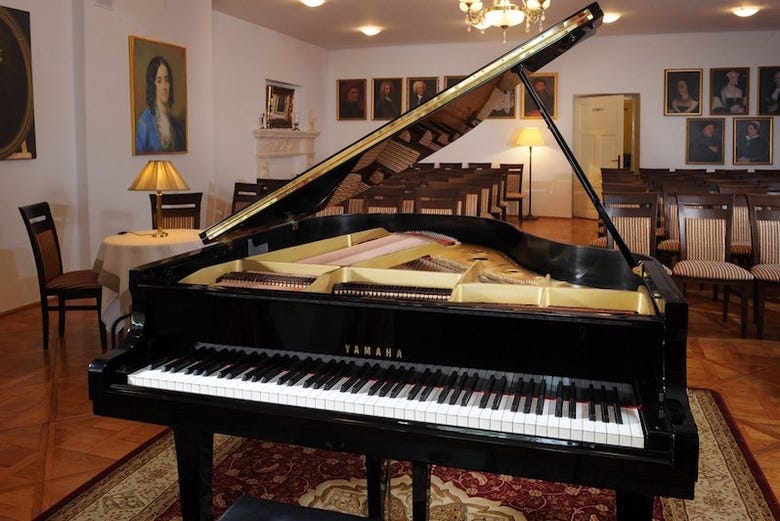 Piano de cauda para o concerto de música de Chopin