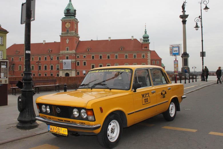 Auto d'epoca nel centro storico di Varsavia