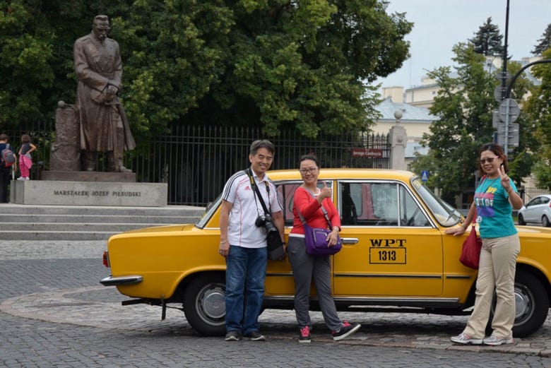 Disfrutando del tour en coche antiguo por Varsovia