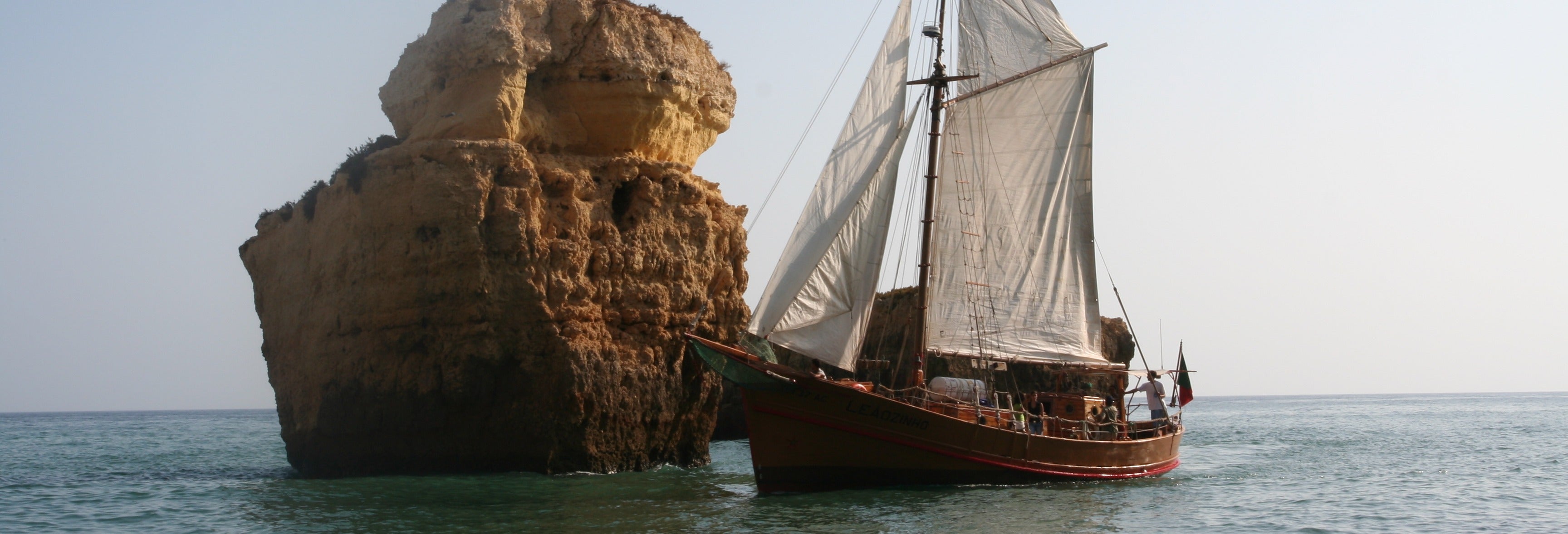 Cruzeiro e churrasco em um barco pirata