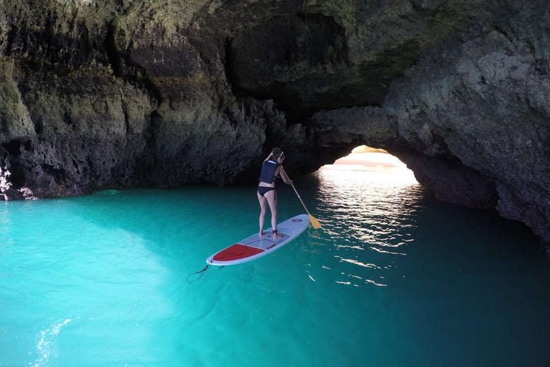 Faire du paddle à travers les grottes de l'Algarve