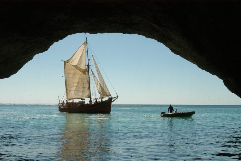 Ammirando la costa portoghese a bordo di una nave pirata