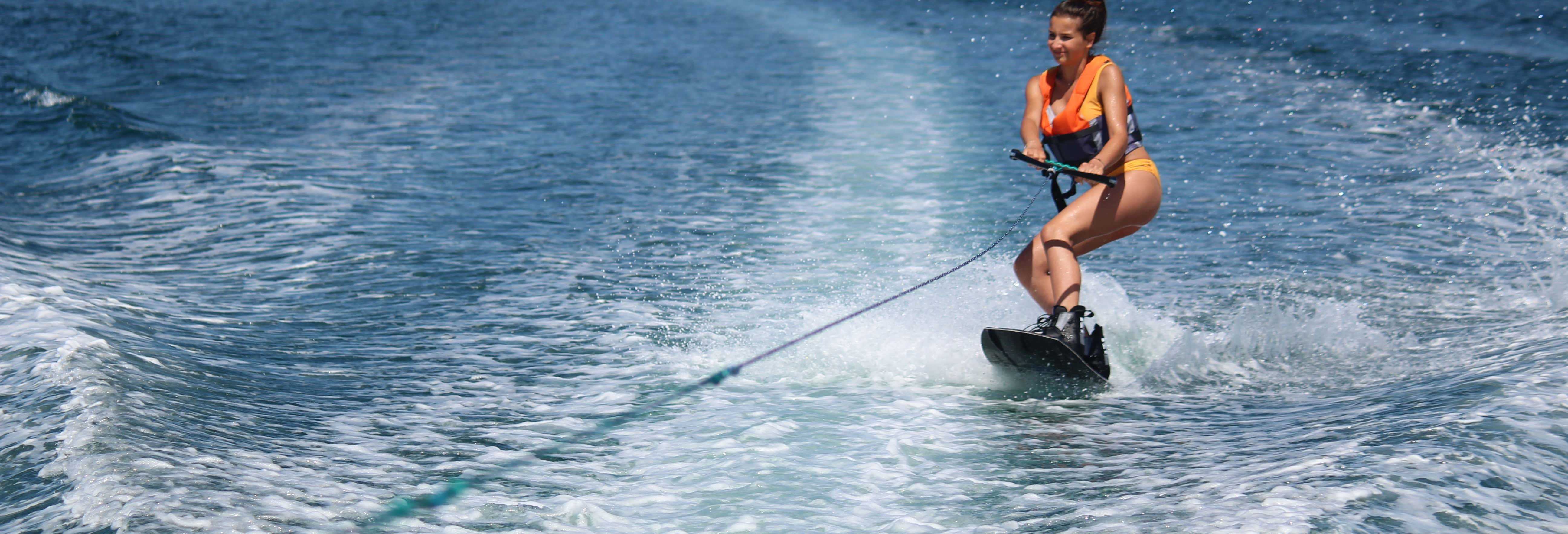 Esqui aquático ou wakeboard em Armação de Pêra