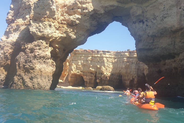 Kayak dans les grottes d'Armação de Pêra