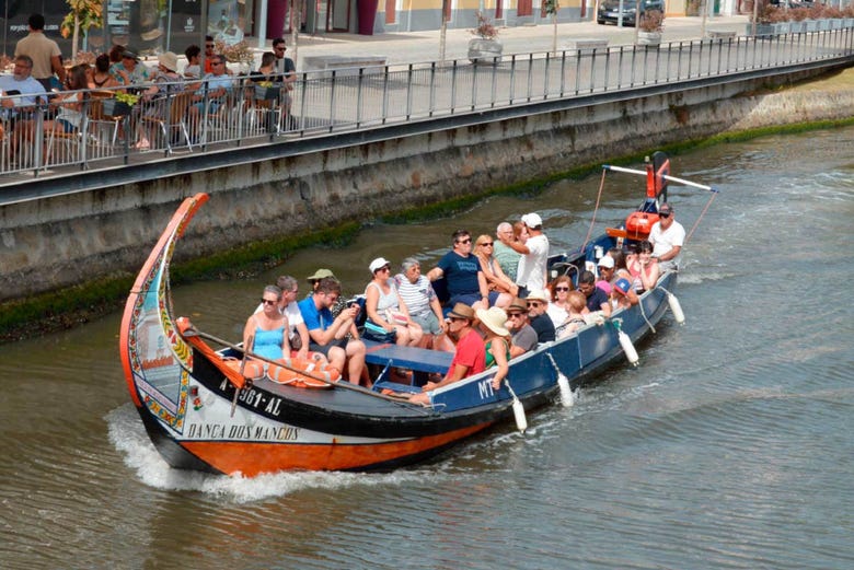 Navegando de barco típico pela Ria de Aveiro